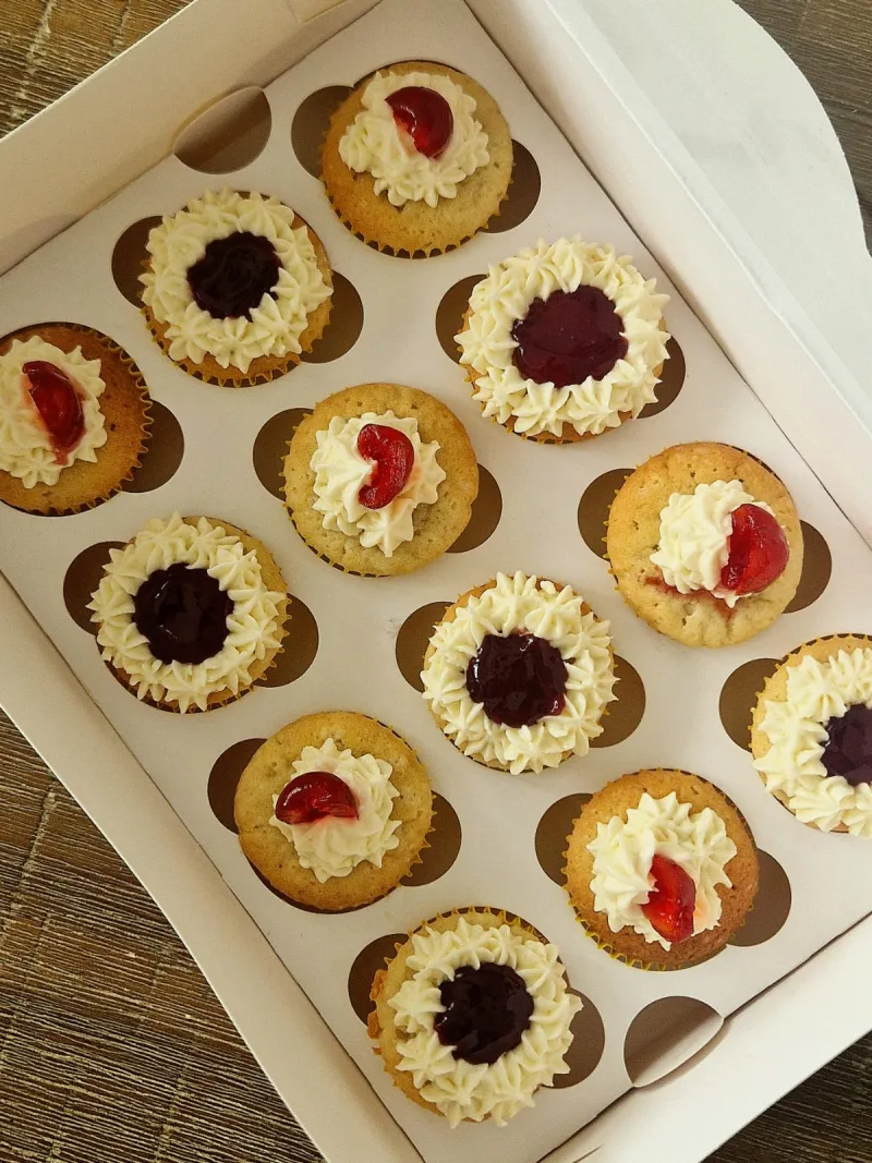 Mini witte chocolade kersen cupcakes van Charlotte bakt