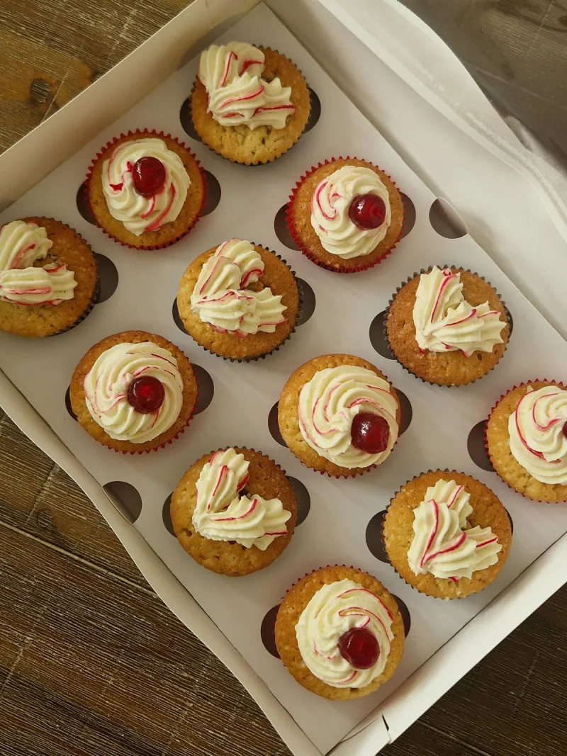Witte chocolade kersen cupcakes van Charlotte bakt
